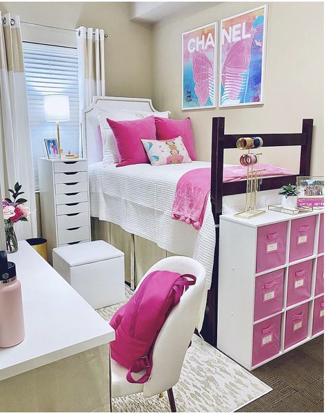 Dorm Ideas Black Women, Jmu Dorm Room, Lsu Dorm Room Ideas, Dorm Room Aesthetic Pink, College Dorm Room Ideas Pink, Dorm Set Up Layout, Gcu Dorm, Tcu Dorm, Pink Dorm Room Decor