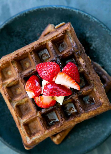 These delicious buckwheat waffles are naturally gluten-free! EASY to make, they're crispy on the outside and fluffy on the inside. Buckwheat Waffles, Buckwheat Recipes, Cleaner Eating, Fluffy Waffles, Crispy Waffle, Plate Food, Gluten Free Waffles, Buckwheat Pancakes, Meal Inspiration