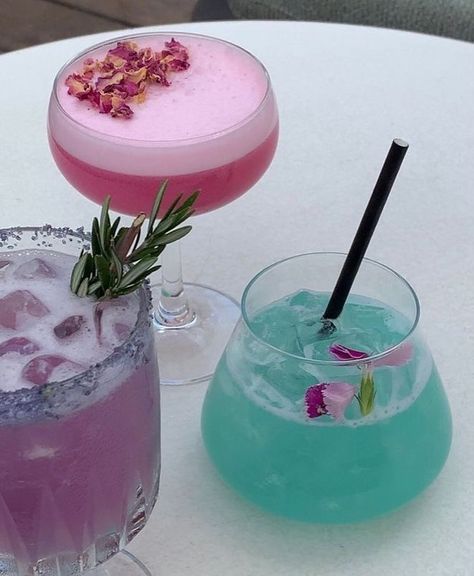 Girly Drinks, Frozen Cocktail Recipes, Paint And Drink, British Memes, Fruity Drinks, Pretty Drinks, Vodka Cocktails, Frozen Drinks, Food Is Fuel