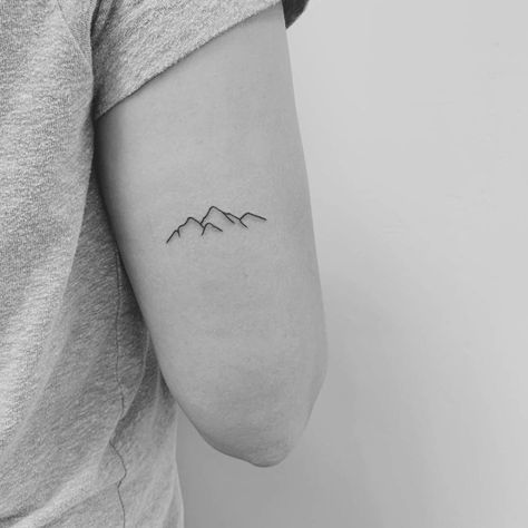 Small Mum Tattoo, Tattoo Simplistic, Moutain Tattoos, Small Mountain Tattoo, Tattoo Mens, Tattoo On The Back, Mum Tattoo, Mountain Tattoo Simple, Artsy Tattoos