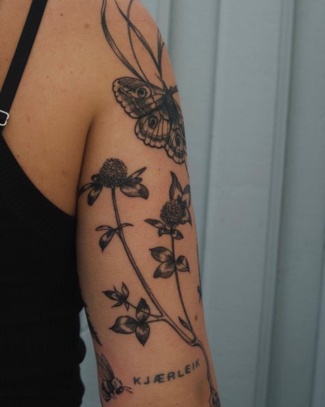 Botanic tattoo flower plants pine insect moth arm black patchsleeve dragonfly clove hay fineline bee Fern Tattoo Back, Women Back Of Arm Tattoo, Moth With Flowers Tattoo, Remy Tattoo, Dragonfly Tattoo Arm, Layered Tattoo, Girly Sleeve Tattoo, Botanical Sleeve, Nature Sleeve