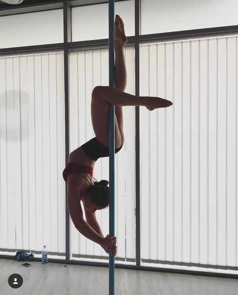 Pole Poses Photo Shoots, Pole Fitness Moves, Pool Dance, Image Spiderman, Pole Moves, Pole Tricks, Pole Art, Pole Dancing Fitness, Pole Dance Moves