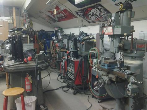 Home Machine Shop, Garage Hacks, Small Man Cave, Mini Workshop, Accessoires 4x4, Work Shops, Man Cave Design, Workshop Layout, Welding Shop