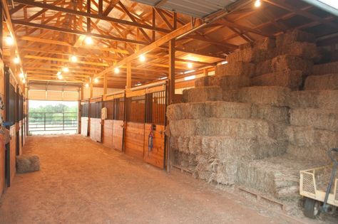 Although I don't like keeping hay in the same barn as the horses stalls, this isn't a bad set up... Shop With Horse Stalls, Horse Hay Storage, Hay Barn Storage, Western Barn Ideas, Hay Storage Ideas, Horse Barn Interior, Tiny Powder Room, Barn Layout, Hay Storage