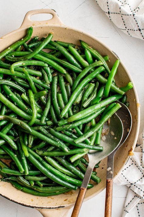 Make perfect Sautéed Green Beans every time! Crisp-tender green beans are blanched (or not!) and cooked with plenty of butter and garlic. Green Beans Blanched, Gourmet Green Beans, Healthy Green Bean Recipes Clean Eating, Braised Green Beans, Steamed Green Beans Stove, Fresh Beans Recipes, Potato And Green Bean Recipe, Green Beans Christmas, Soy Green Beans