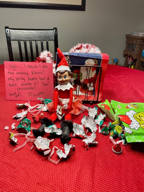 Elf On The Shelf Kisses Ideas, Elf On The Shelf With Hershey Kisses, Elf Kisses, Elf Hershey Kisses, Elf On The Shelf Hershey Kisses, Simple Elf On The Shelf Ideas, Elf Classroom, Hersey Kisses, Elf Ideas Easy