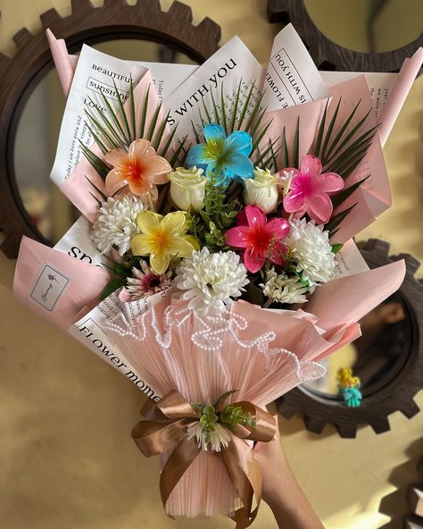 “There’s something so special about giving flowers, and at Bloomerangs, we love making every floral gift feel personal. 🌸✨ This pink and white tropical-themed flower claw clip bouquet is one of our favorite creations—beautiful, practical, and completely handcrafted! Every detail, from the hand-picked flowers to the carefully arranged clips, is crafted with love and care by our team. 🌿💖 We work closely with each client to customize the perfect bouquet, matching their style, taste, and budg... Claw Clip Bouquet, Flower Clip Bouquet, Hair Clip Bouquet, Saree Photoshoot Ideas Creative, Clip Bouquet, Bow Bouquet, Flower Claw Clip, Picked Flowers, Giving Flowers