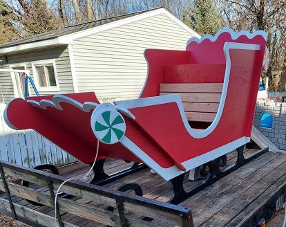 Here is a pretty easy DIY as far as making a Santa Sleigh. We needed one for the parade but this would be fantastic in your yard as well. Bonus is that it's 4 pieces slotted to fit together for seasonal use and store flat along a wall in the garage afterwards. It takes 3 sheets of plywood to make this sleigh. You can draw or download a sleigh pattern of your choosing onto a piece of paper then grid it and grid your plywood. Then you simply draw each grid section in pencil then marker… Wooden Sleigh Diy, Wooden Christmas Yard Decorations, Sleigh Pattern, Simply Draw, Halloween Horse, Wooden Sleigh, Floating Decorations, Christmas Yard Art, Diy Santa