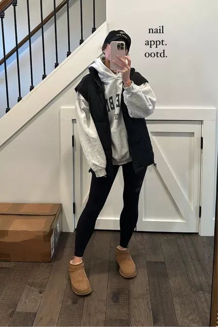 Puffer Jacket And Hoodie Outfit, Cute Outfit With Hoodie, Fall College Outfits Leggings, Basic Vest Outfit, Puffer With Hoodie, Dresscode Friendly Outfits, Outfits For Nail Appointment, Legging Hoodie Outfit, Cute Outfits With Vests Winter