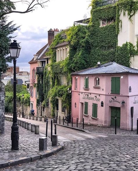 Montmartre Paris, Old Paris, Paris Cafe, Pink Houses, Old Buildings, Beautiful Places To Travel, Paris Travel, France Travel, Paris France