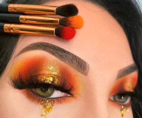 Orange Halo Eyeshadow, Bengals Makeup Looks, Orange Brown Eyeshadow Looks, Creative Fall Makeup Looks, Yellow And Red Makeup, Orange And Black Eyeshadow Looks, Black And Orange Makeup, Autumn Makeup Art, October Makeup Looks