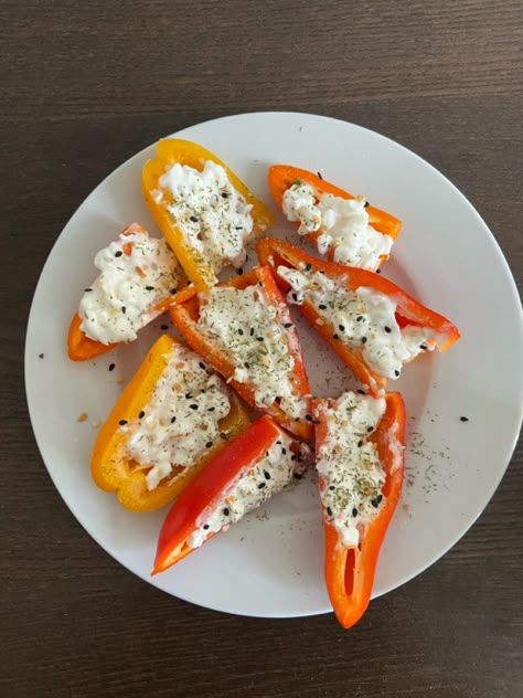 Mini bell peppers Cottage cheese Trader joes ranch & everything but the bagel seasoning Cottage Cheese Recipe Ideas, Healthy Trader Joes Snack, Bell Pepper Snack Ideas, Bagel Seasoning Ideas, Healthy Trader Joe’s Snacks, Cottage Cheese Meals, Cottage Cheese Ideas, Cottage Cheese Snacks, Low Cal Snack