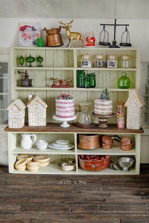 A Very Merry Dollhouse Christmas – Life in Mini Christmas Dollhouse Diy Ideas, Christmas Dollhouse Ideas, Dollhouse Chandelier, Christmas Dollhouse, Dollhouse Supplies, Christmas Miniatures, Miniature Candles, Ceramic Mixing Bowls, Miniatures Diy