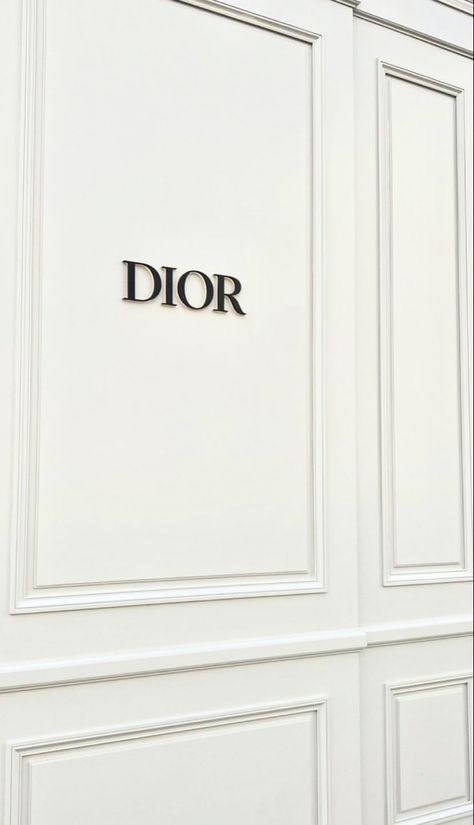 White Rich Aesthetic Wallpaper, Black And White Graphic Art Wallpaper, Designer Lockscreen, White Dior Aesthetic, Dior White Aesthetic, White Iphone Aesthetic, White Aesthetic Wallpaper Iphone, Off White Aesthetic, Blanco Aesthetic