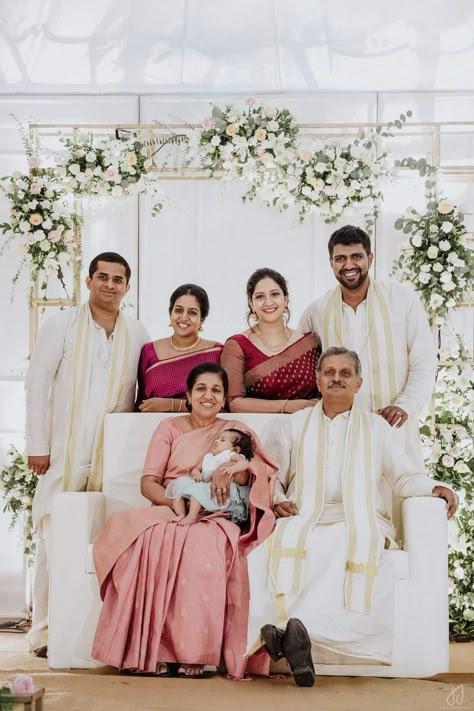 Family Photoshoot Wedding Indian, Kerala Wedding Family Photos, Kerala Christian Wedding Family Photos, Kerala Family Photos, Family Photoshoot Indian, Family Photo Outfits Indian, Family Portraits Indian, Indian Wedding Family Photos, Indian Family Photoshoot