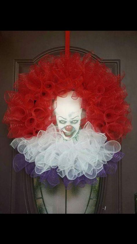 Pennywise Halloween Door Wreath Moldes Halloween, Uhyggelig Halloween, Halloween Door Wreaths, Casa Halloween, Diy Halloween Wreath, Adornos Halloween, Creepy Clown, Halloween Door Decorations, Halloween Yard