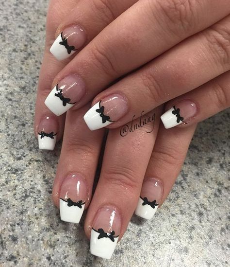 This one is a much simpler design. Just create a white french tip and add some black bows to highlight and give more character to your nail art. Nail Art Blanc, Matte White Nails, Nail Design Video, Nails Yellow, Glittery Nails, Short Coffin Nails, White Nail Art, Pretty Nail Designs, White Nail Designs