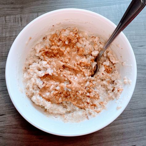 High-Protein Egg White Oatmeal (Quick & Easy) - Haley Nicole Fit Egg White Oatmeal, Egg White Breakfast, Oat Slice, Protein Egg, Bowl Of Oatmeal, Protein Baking, Protein Oatmeal, Over Easy Eggs, Macro Meals