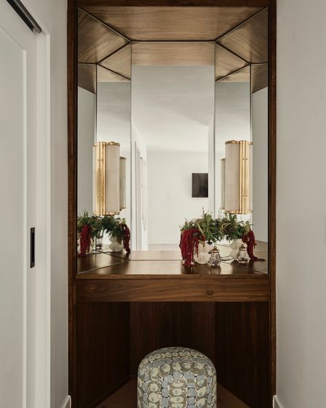 Gigi Kramer Interiors | Same beautiful home, different renovated space 💐✨ This vanity area deserved it’s own moment. #gigikramerinteriors #vanity #style… | Instagram Hallway Vanity, Men’s Vanity, Bathrooms With Makeup Vanity, Beauty Vanity Ideas, Bathroom Makeup Vanity, Bathroom With Makeup Vanity, Beauty Vanity, 1970s Home, Los Angeles Design