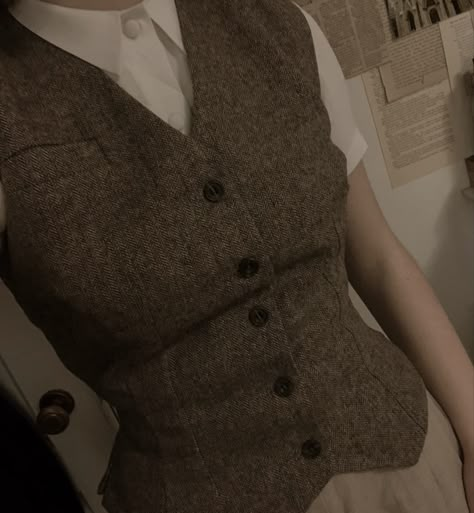 Brown Suit Vest Outfits For Women, Dark Academia Outfit Vest, Dark Academia Vest Outfit, Dark Academia Waistcoat, Waistcoat Aesthetic, Dark Academia Vest, Waistcoat Women, Dark Academia Outfits, Dark Academia Outfit