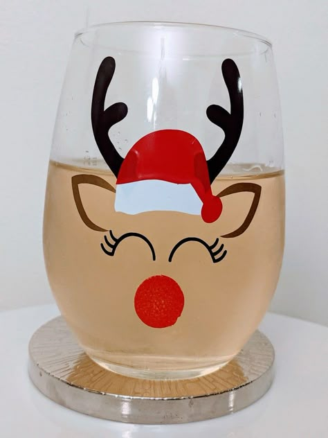 Christmas Wine Glasses Diy, Painted Wine Glasses Christmas, Diy Wine Glasses Painted, Holly And Ivy, Christmas Wine Glasses, Wine Glass Designs, Diy Wine Glasses, Glass Painting Designs, Wine Glass Crafts