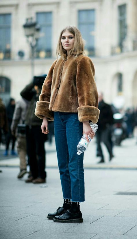 Short Brown Fur Coat Outfit, Short Fur Coat Outfit, Fur Coat Short, Fur Jacket Outfit, Short Fur Coat, Fur Coat Outfit, Coat Street Style, Colour Texture, Coat Outfit