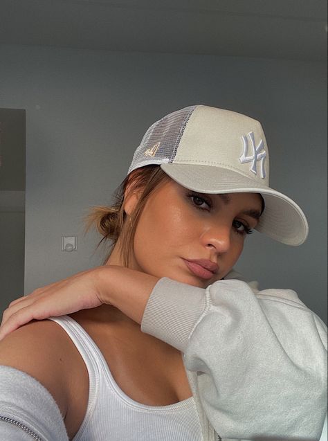 New Era Hat Outfit Women, New Era Hat Outfit, New Era Cap Outfit Woman, La Cap Outfit, Ny Yankees Hat Outfit, Beige Cap Outfit, Yankee Hat Outfits Women, Ny Cap Outfit, Grey Hat Outfit