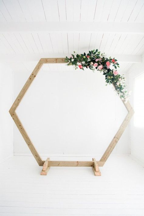 Wood Backdrop Wedding, Wedding Backdrop Diy, Hexagon Decor, Arch Designs, Backdrop Floral, Outdoor Backdrops, Minimalist Wedding Decor, Backdrop Diy, Indoor Wedding Ceremonies