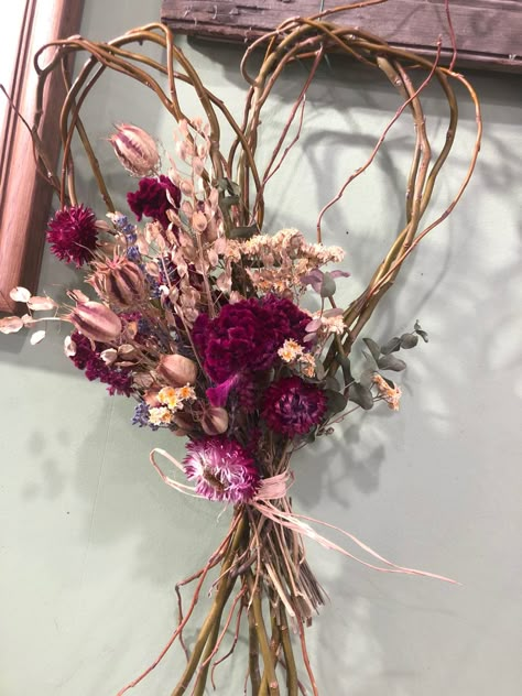 Valentines Dried Wreath, Dried Flower Heart Wreath, Dried Flower Valentine Ideas, Valentines Dried Flowers, Dried Flowers Valentines Day, Dry Flowers Arrangements, Valentines Flower Arrangements Ideas, Dried Flowers Ideas Decor, Willow Heart