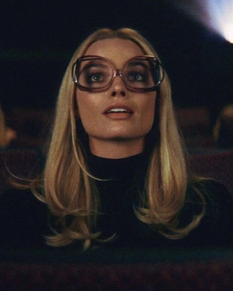 Margot Robbie as Sharon Tate in Once Upon a Time in Hollywood (2019) Margot Robbie Hair, Margot Robbie Style, Big Glasses, Megyn Kelly, Sharon Tate, Vogue Us, Quentin Tarantino, Blogger Girl, Charlize Theron