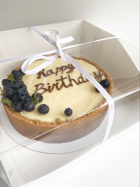 Cheesecake Birthday Cake Aesthetic, Birthday Cheesecake Decoration Ideas, Cheesecake Decoration Birthday, Cheesecake Decorating Ideas Birthday, Cheese Cakes Design, Cheesecake Birthday Cake Decoration, Birthday Cheesecake Decoration, Bento Cheesecake, Cheesecake Design Ideas