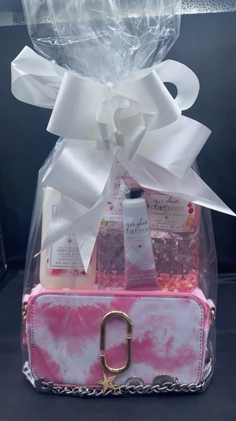 Perfume Basket Gift Ideas, Purse Gift Basket Ideas, Lash Baggies Ideas, Gift Basket Business, Aesthetic Everything, Marc Jacobs Snapshot Bag, Basket Gift Ideas, Girl Heaven, Cute Birthday Ideas