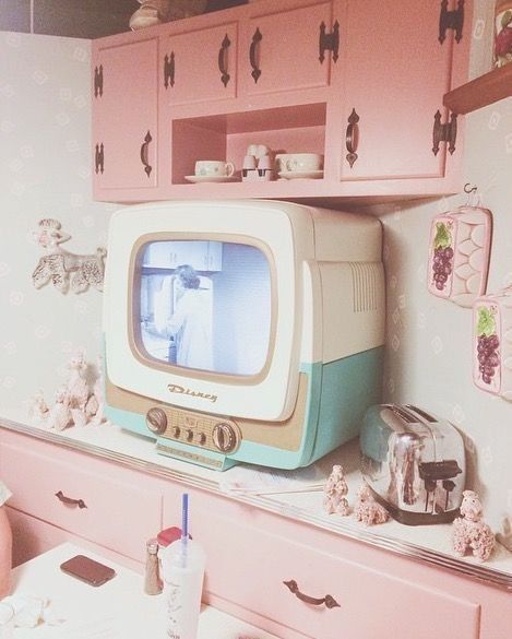 1950s Aesthetic, 50s Aesthetic, Deco Pastel, Casa Vintage, Wallpaper Vintage, Pink Lady, Everything Pink, Retro Aesthetic, Wallpapers Vintage