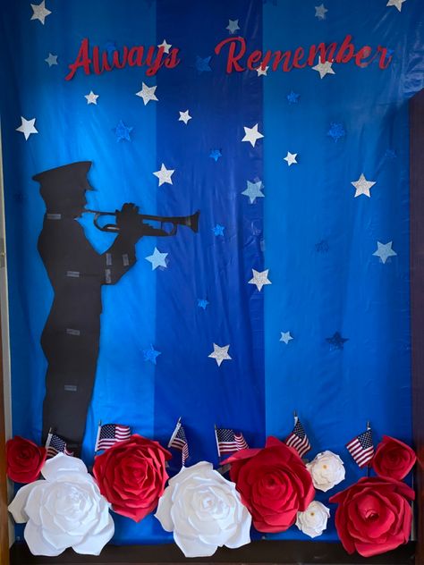 Memorial Day Board Ideas, Veterans Day Door Decorations For School, Memorial Day Door Decorations Classroom, Veterans Day Door Decorations Classroom, 4th Of July Office Decorations, Memorial Day Display Ideas, Memorial Day Decorations For Church, Veterans Day Centerpieces Diy, Patriotic Window Display