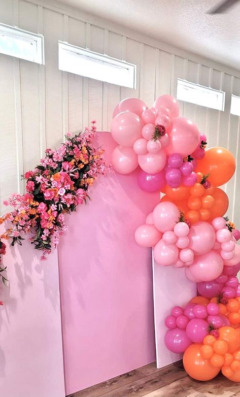 Graduation Party | CatchMyParty.com Fall Graduation Party Ideas, Graduation Party Ideas Inside, Hot Pink Graduation Party Decorations, Pink Orange White Grad Party, Grad Party Ideas Pink And Orange, Graduation Party Pink Theme, Floral Themed Graduation Party, Bama Graduation Party, Pink Theme Graduation Party