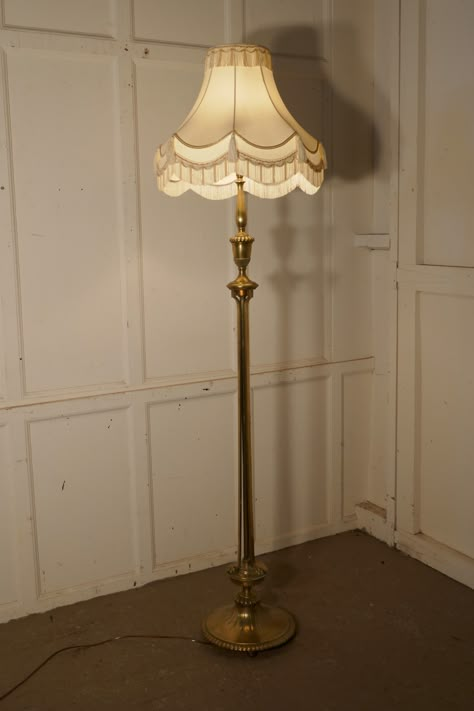 Antique Floor Lamps, Brass Floor, Tall Lamps, Floor Lamps Living Room, Standard Lamps, Vintage Floor, Floor Lamp Design, Brass Floor Lamp, Vintage Room