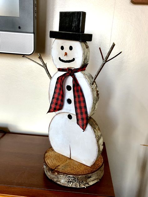 Tree Stump Snowman, Snowman From Wood Rounds, Rustic Wood Snowman, Cedar Rounds Ideas Wood Slices, Round Slabs Of Wood Ideas, Wood Circle Snowman, Wood Disc Snowman, Snow Man Wood Craft, Wood Round Snowman