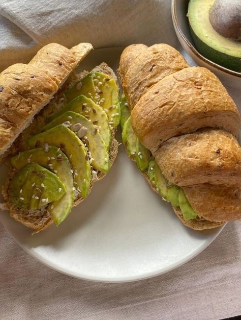 Healthy Croissant Breakfast, Avocado Croissant, Croissant Sandwich, Healthy Plates, Croissant Breakfast, Breakfast Aesthetic, Aesthetic Morning, Healthy Plate, Healthy Lifestyle Food