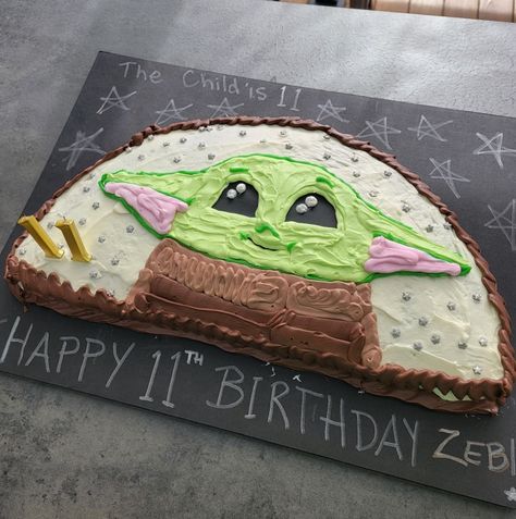 Yoda Birthday Cakes, Mandalorian Cake Easy, Baby Yoda Smash Cake, Easy Grogu Cake, Grogu Birthday Cake Ideas, Easy Yoda Cake, Easy Cakes For Kids, Yoda Cake, Kids Treat