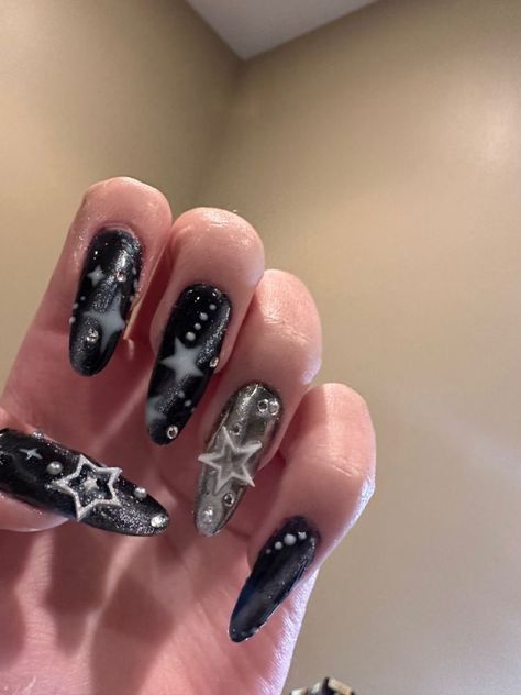 Star Themed Nails Y2k, Alt Y2k Nails, Black Star Nails Y2k, Star Y2k Nails, Star Grunge Aesthetic, Black Nails Y2k, Grunge Nails Acrylic 90s, Grunge Y2k Nails, Star Aesthetic Y2k