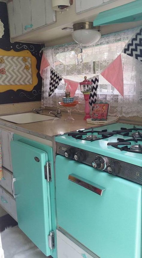 Vintage Travel Trailers Interiors, Trailer Kitchen, Camper Renovations, Vintage Trailer Interior, Vintage Camper Interior, Retro Trailer, Trailer Decor, Trailer Interior, Retro Caravan