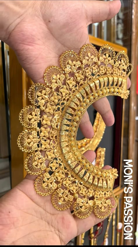 Gold Necklace Layered Indian, Bengali Bride Jewelry Gold, Bridal Choker Necklace Indian Gold, Bengali Necklace Designs, Heavy Gold Sets Jewelry Indian Design, Bridal Gold Jewellery Indian Wedding Bride, Bengali Wedding Jewellery Gold, Heavy Gold Necklace Indian, Bengali Bridal Jewellery Gold