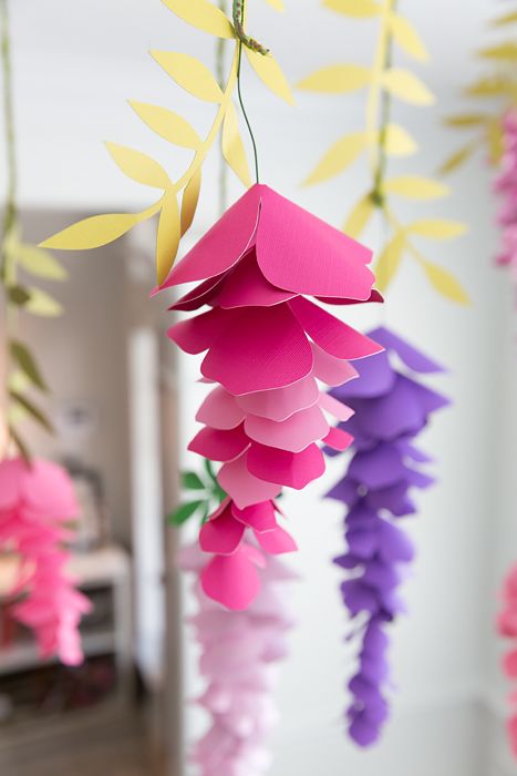 Learn how to make hanging flowers with this easy step-by-step tutorial for parties and weddings. Hanging Paper Flowers, Garden Classroom, Ceiling Decorations, Easy Paper Flowers, Paper Flower Wall Decor, Paper Flower Decor, Flowers Craft, How To Make Paper Flowers