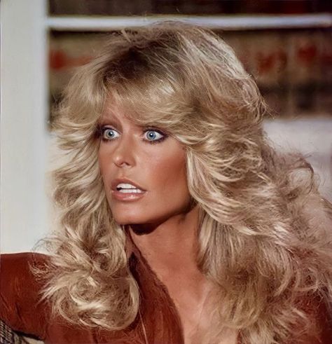 70s Farrah Fawcett Hair, Farah Fawcett 70s, Fara Fawcett, Farah Fawcett Hairstyle, 80s Layered Haircut, 70s Layered Hair, Farrah Fawcett 70s, Farrah Hair, Farrah Fawcett Hair