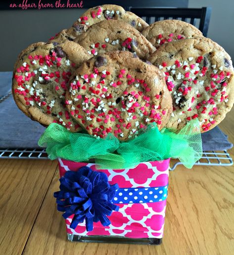 Diy Cookie Basket, Graduation Cookie Bouquet, Diy Cookie Bouquet, Cookie Bouquet Ideas Diy, Chocolate Chip Cookie Bouquet, How To Make A Cookie Bouquet, Cookie Bouquet Ideas, Dessert Bouquet, Valentine Cookie Bouquets