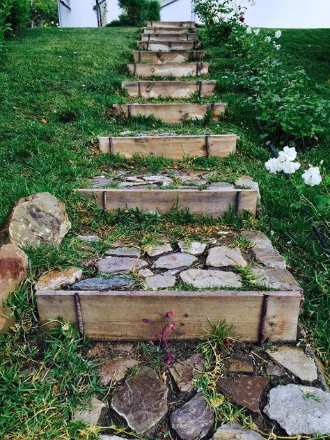 Crafting Garden Stairs with Stones: My Guide House Front Garden, Front Garden Design Ideas, Sloped Backyard Landscaping, 2x4 Projects, Sloped Backyard, Garden Stairs, Front Garden Design, Sloped Garden, Garden Steps