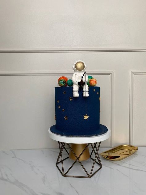 Cosmos Birthday Cake, Cake Birthday Aesthetic Boy, Cosmos Cake, Aesthetics Cake, Astronaut Cake, Birthday Cake Alternatives, Baby Birthday Party Theme, Baby Birthday Photoshoot, Galaxy Cake