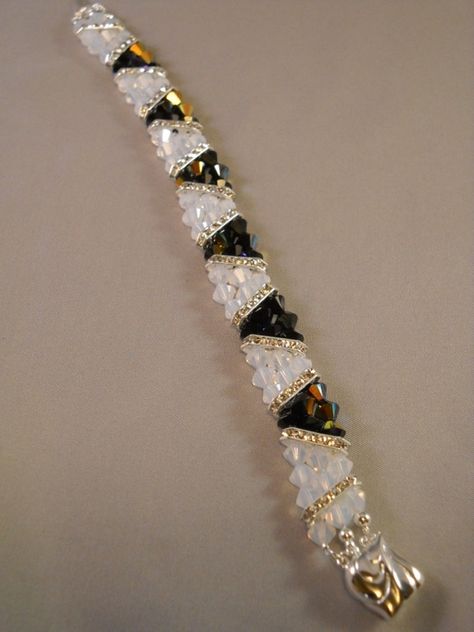 Bicone Bead Jewelry, Bracelet Inspiration, Beading Jewelery, Swarovski Crystal Bracelet, Diy Bracelet Designs, Beaded Bracelet Patterns, A Bracelet, Beaded Jewelry Patterns, Swarovski Jewelry