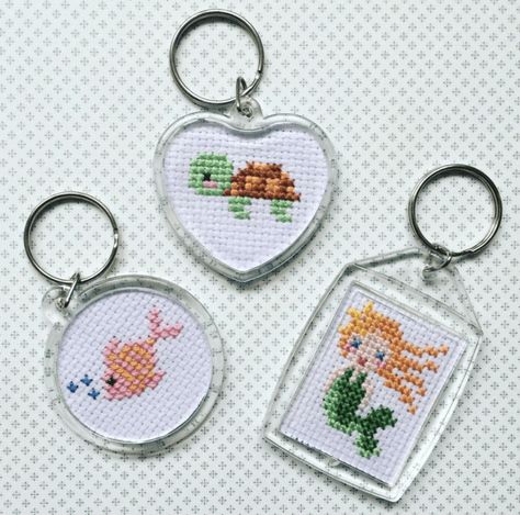 DIY – Cross Stitch Key Chains – Cross-Stitch Unique Cross Stitch, Tiny Cross Stitch, Small Cross Stitch, Diy Cross, Pola Kristik, Mini Cross Stitch, Pola Sulam, Cute Cross Stitch, Diy Cross Stitch