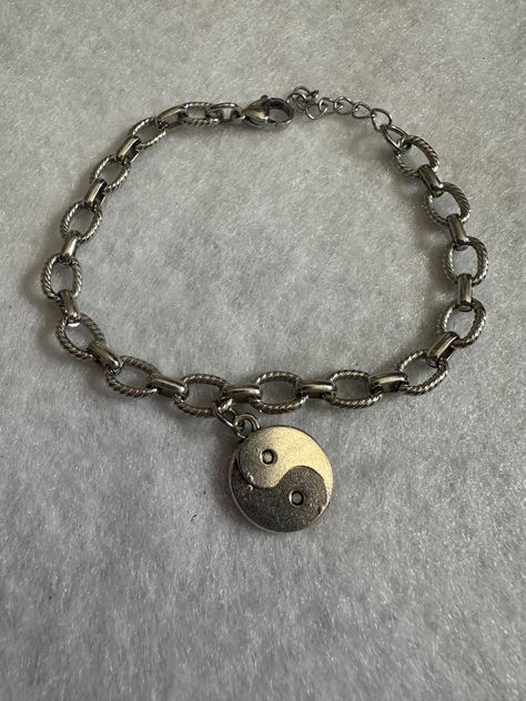 Ein Yin Yang Anhänger steht für Gleichgewicht, Harmonie und Dualität und ist somit eine bedeutungsvolle Ergänzung für jedes Bettelarmband. Es symbolisiert die miteinander verbundenen Kräfte von hell und dunkel, weiblich und männlich und den natürlichen Fluss der Energie So bestellen Sie Ihr Bettelarmband: Schritt 1: Wählen Sie Ihre Armbandbasis Wählen Sie die Stil von Armband, das Sie möchten. Ich habe eine Vielzahl, also wählen Sie das beste für Sie! Ab in den Warenkorb! Schritt 2: Wählen Sie Ihre Charms Durchsuchen Sie meine Sammlung von Charme, um diejenigen auszuwählen, die zu Ihnen sprechen! Von bedeutungsvollen Symbolen bis hin zu personalisierten Initialen ist für jeden etwas dabei. Alle meine Anhänger kosten 3,00 $ pro Stück, fügen Sie jeden Anhänger den Sie möchten in den Warenkor Yin Yang, Jewelry Bracelets, Charm Bracelet, Charms, Jewellery Bracelets